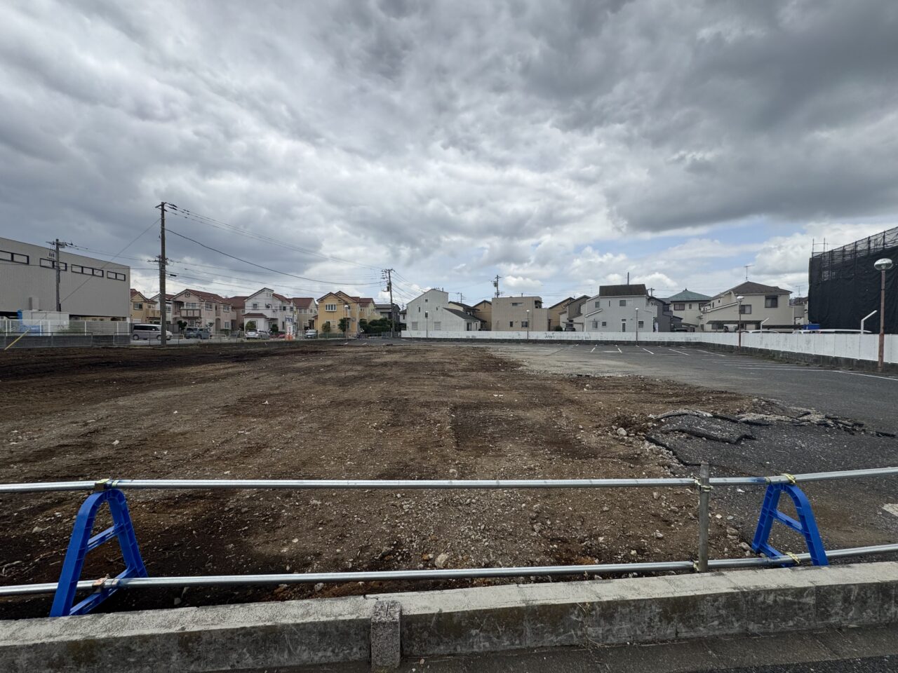 【藤沢市】亀井野の国道467号沿いにあった「ジーンズショップ マルカワ」跡地の解体工事が完了。467号沿いの広大な更地に注目が集まっています。