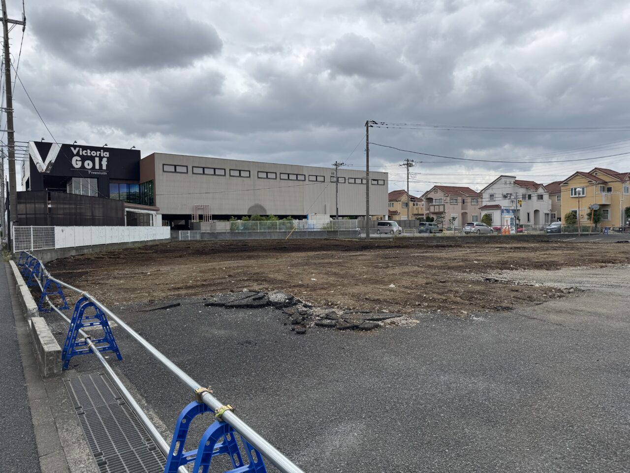 【藤沢市】亀井野の国道467号沿いにあった「ジーンズショップ マルカワ」跡地の解体工事が完了。467号沿いの広大な更地に注目が集まっています。