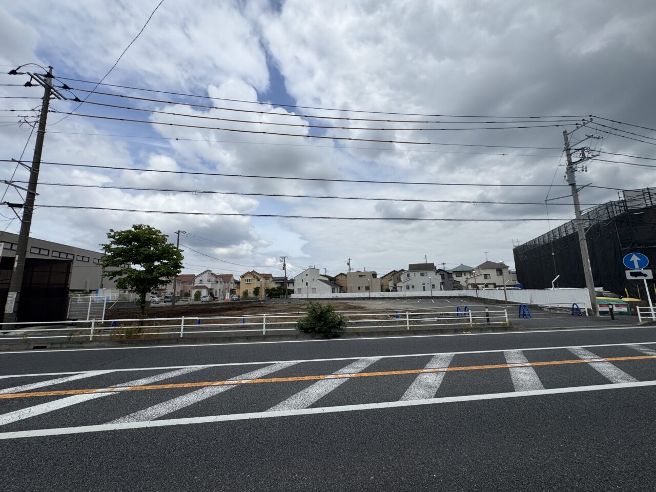 【藤沢市】亀井野の国道467号沿いにあった「ジーンズショップ マルカワ」跡地の解体工事が完了。467号沿いの広大な更地に注目が集まっています。
