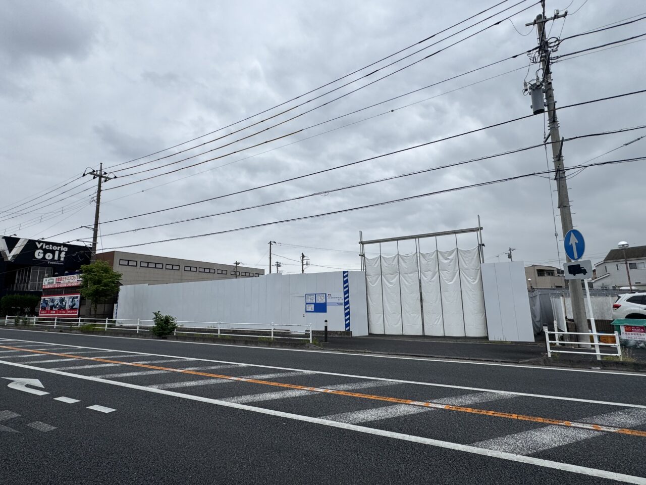 【藤沢市】亀井野の国道467号沿いにあった「ジーンズショップ マルカワ」跡地の解体工事が完了。467号沿いの広大な更地に注目が集まっています。