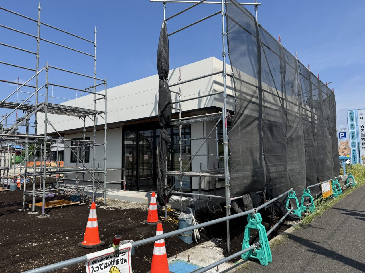 【藤沢市】県道42号線沿いで建設中の建物。菖蒲沢の台湾カフェ「春水堂」と「サーカス動物病院」の間で工事中の気になる物件を確認。