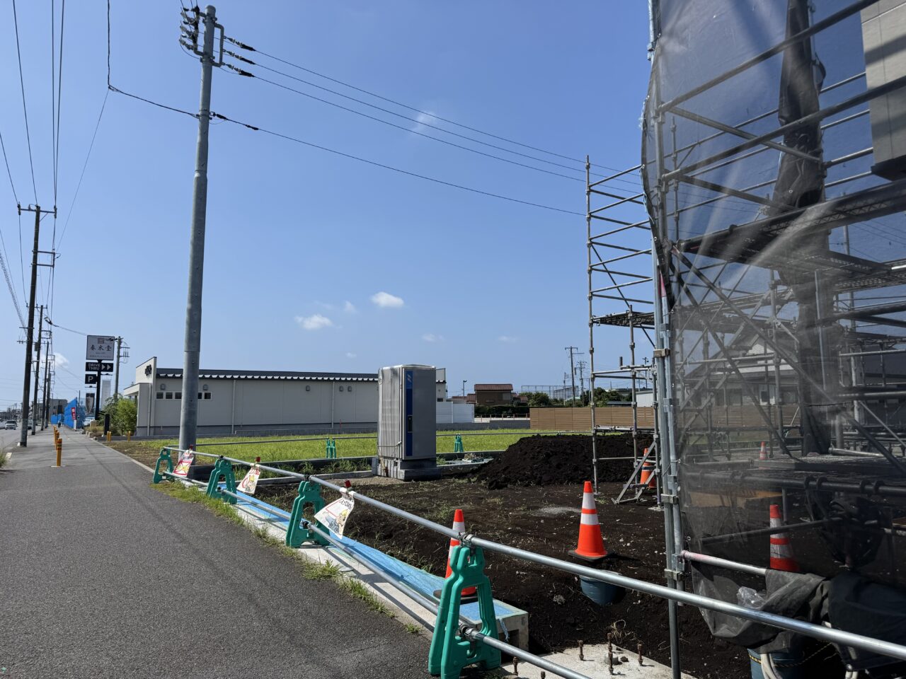【藤沢市】県道42号線沿いで建設中の建物。菖蒲沢の台湾カフェ「春水堂」と「サーカス動物病院」の間で工事中の気になる物件を確認。