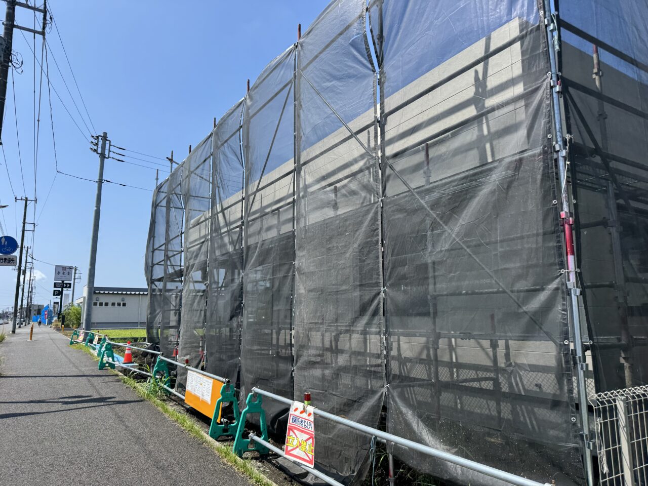 【藤沢市】県道42号線沿いで建設中の建物。菖蒲沢の台湾カフェ「春水堂」と「サーカス動物病院」の間で工事中の気になる物件を確認。