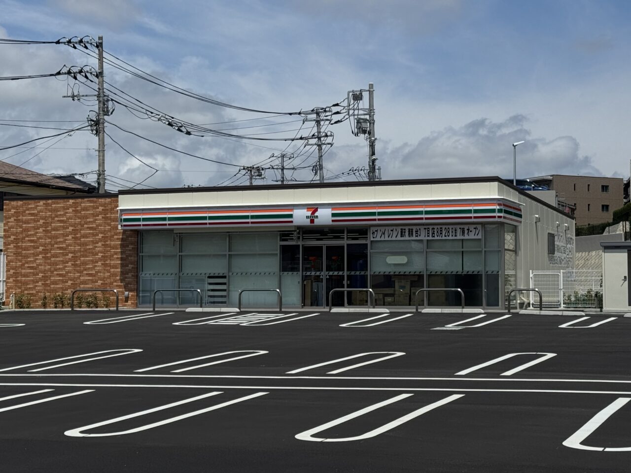 【藤沢市】善行長後線沿い、六会小学校前交差点に「セブン-イレブン 藤沢湘南台3丁目店」が8月28日にオープンします♪ 広い駐車場にも注目です！