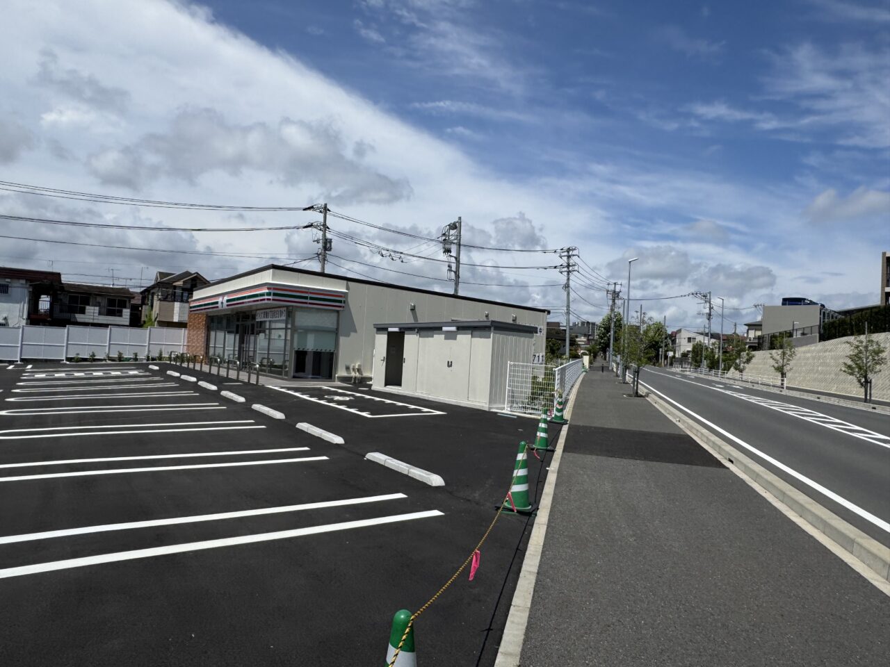 【藤沢市】善行長後線沿い、六会小学校前交差点に「セブン-イレブン 藤沢湘南台3丁目店」が8月28日にオープンします♪ 広い駐車場にも注目です！