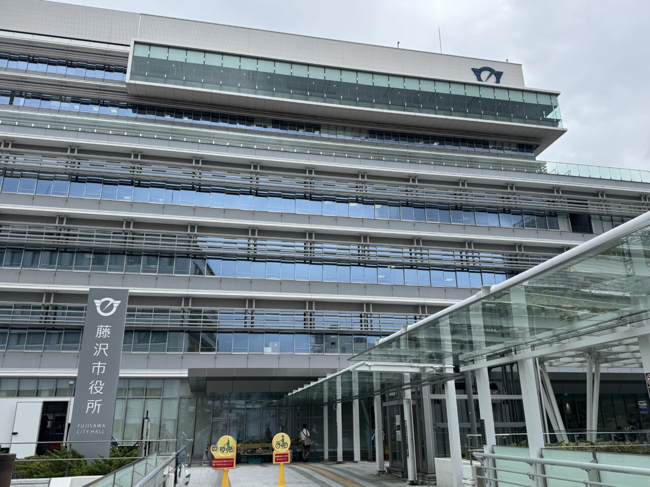 【藤沢市】9月23日は「手話の日」。 小山慶一郎さんも登場するイベント「手話言語の国際デー in ふじさわ」が藤沢駅北口 サンパール広場で開催されます。ブルーライトアップも！