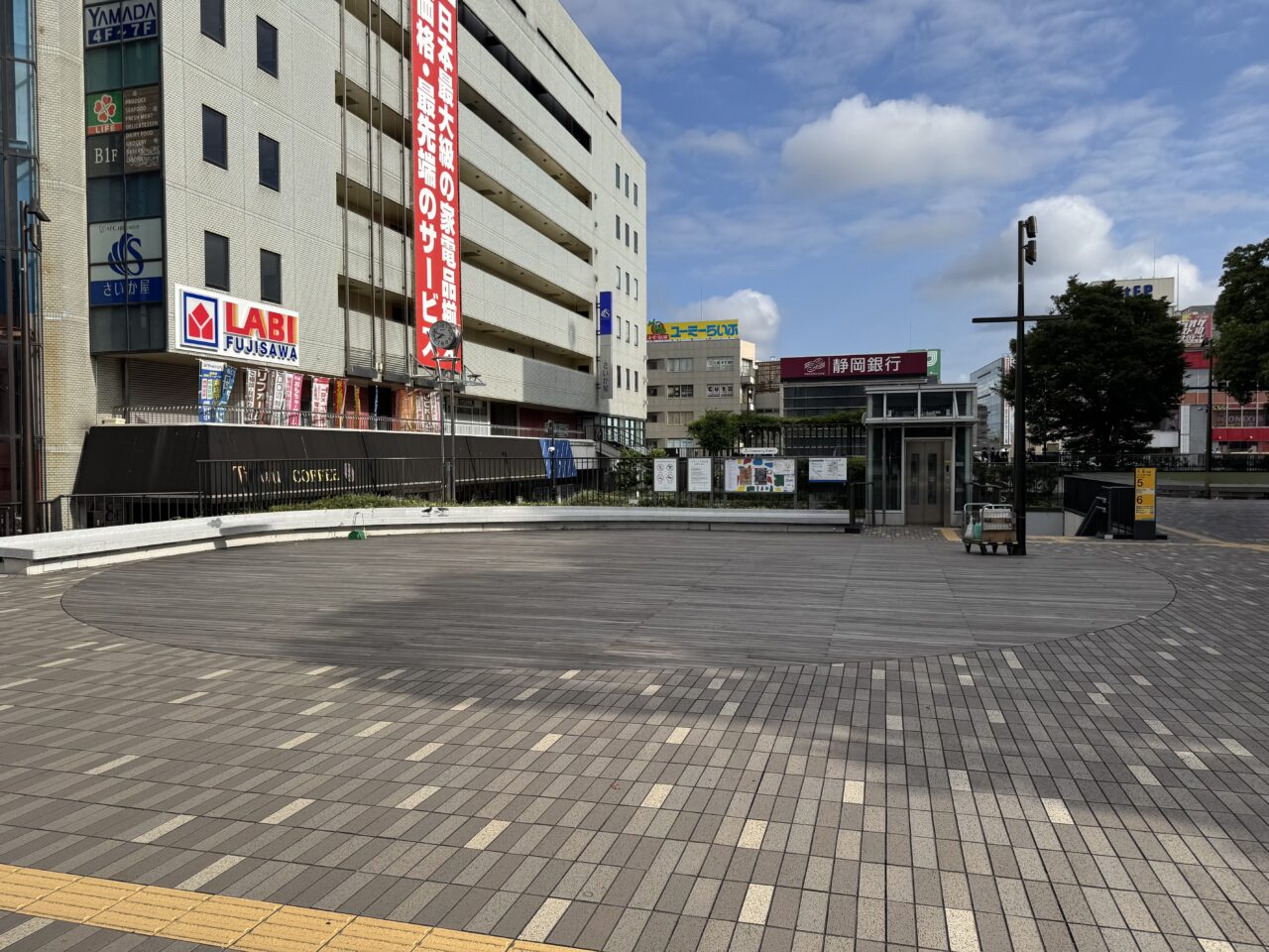 【藤沢市】9月23日は「手話の日」。 小山慶一郎さんも登場するイベント「手話言語の国際デー in ふじさわ」が藤沢駅北口 サンパール広場で開催されます。ブルーライトアップも！