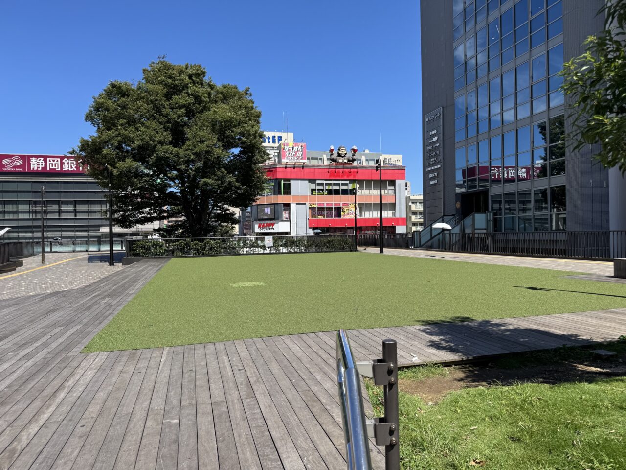 【藤沢市】9月23日は「手話の日」。 小山慶一郎さんも登場するイベント「手話言語の国際デー in ふじさわ」が藤沢駅北口 サンパール広場で開催されます。ブルーライトアップも！