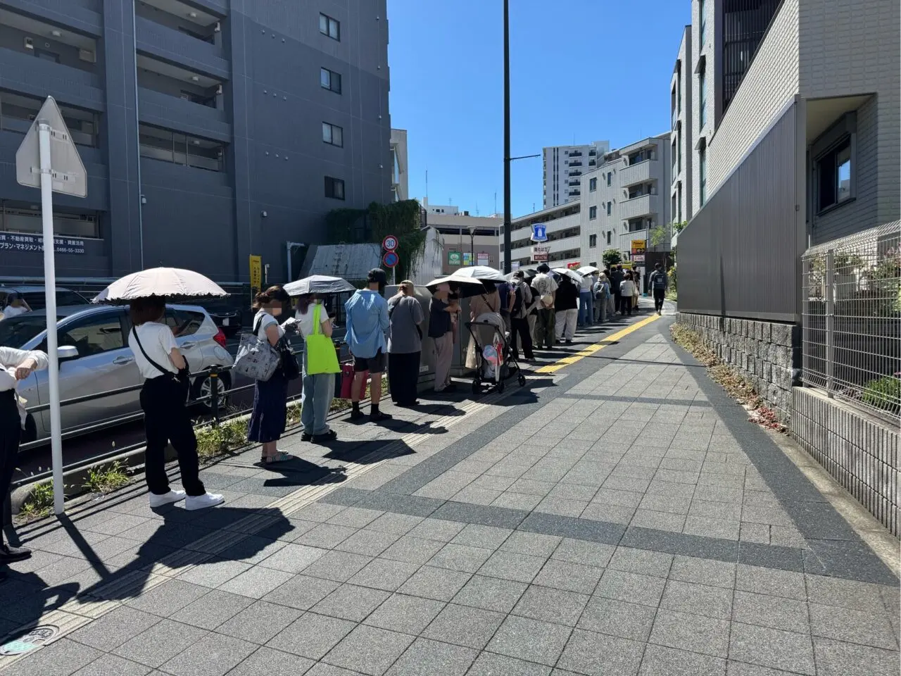 【藤沢市】藤沢駅北口にミニブリュレシュークリーム専門店「KOGASHI 湘南藤沢店」が9月14日オープンしました! 開店直後には国道467号まで長蛇の列に