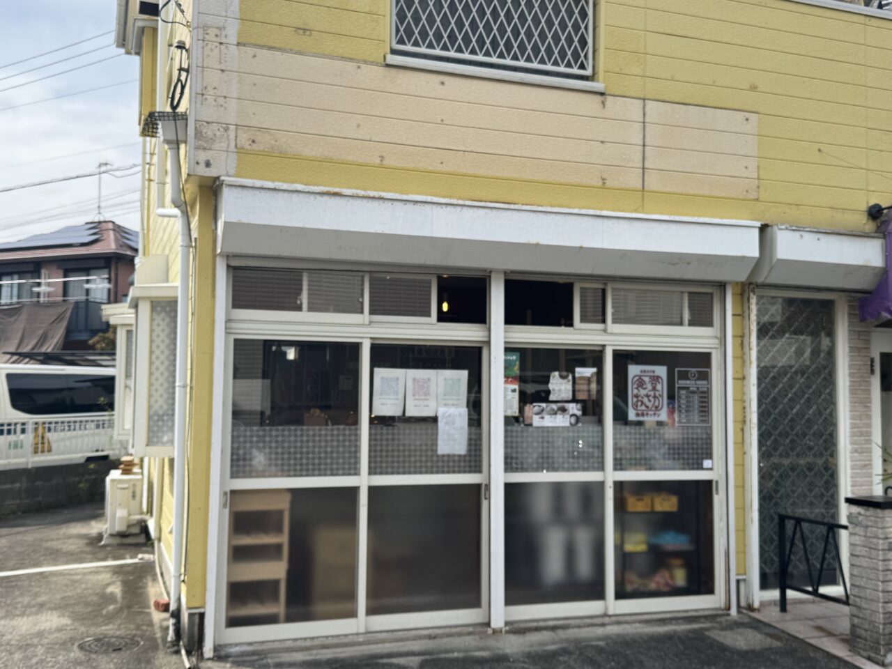 【藤沢市】三軒茶屋で人気の深夜食堂「食堂おさか」が辻堂に出店! お惣菜・お弁当・おむすび・パンが並ぶ「食堂おさか 湘南キッチン」が10月1日にプレオープン、2日にオープンします♪