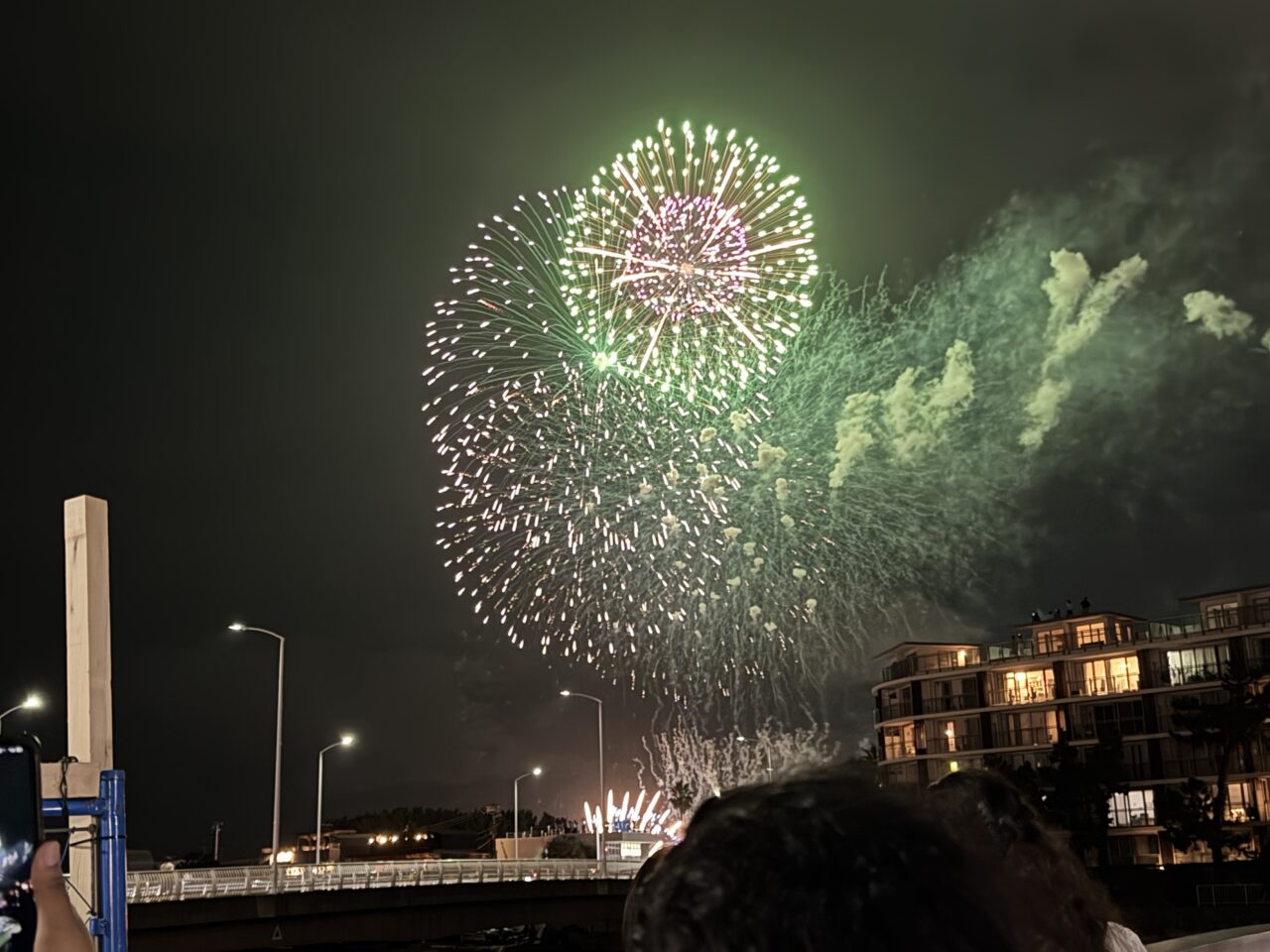 【藤沢市】「ふじさわ江の島花火大会2026」が10月17日に開催されます! 2尺玉2発&約1,000発の花火が秋の湘南を彩ります。】「青春ブタ野郎」シリーズとコラボも♪
