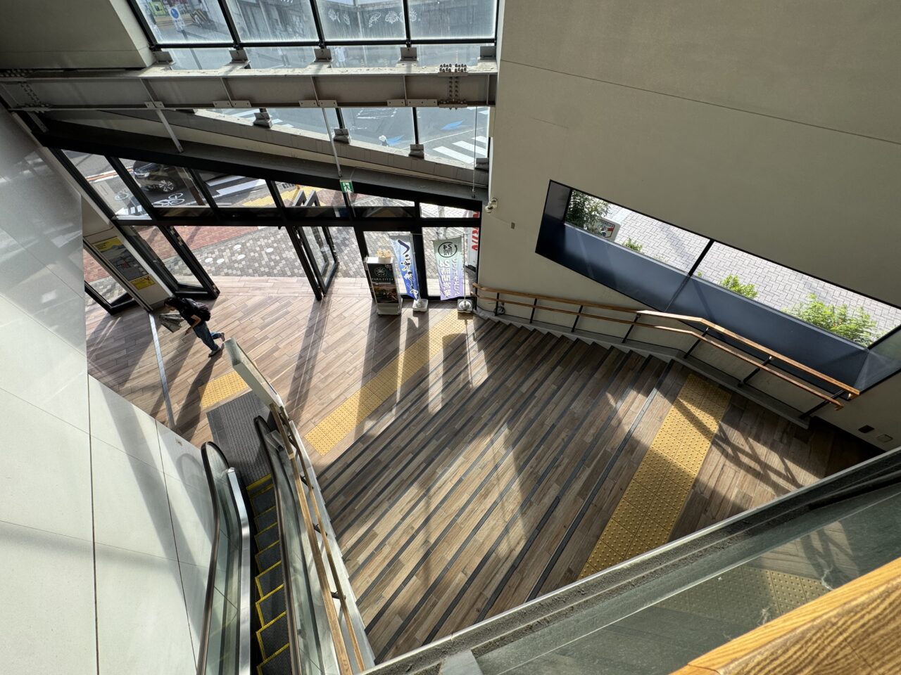 【藤沢市】湘南モノレール 湘南江の島駅ビルで10月31日に「第4回モノレールサミット with レディオ湘南」が開催されます！ 全国のモノレール・鉄道会社がが集結、麻倉未稀さん、ジェームス小野田さんのライブも♪