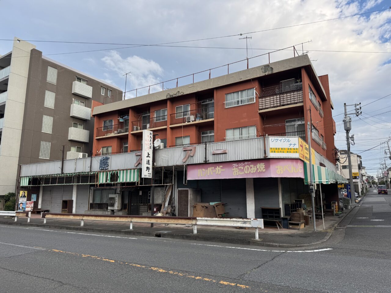 【藤沢市】善行の「炭火焼やきとり上遠野」が9月30日をもって閉店していました。店頭に閉店のお知らせがありました。