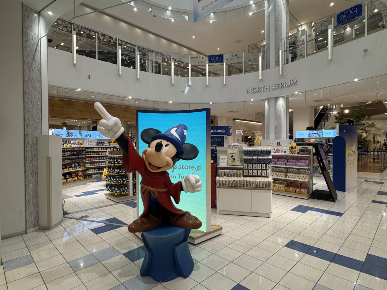 【藤沢市】テラスモール湘南にディズニーストアの期間限定ポップアップ「Disney store.jp Japan Tour」が10月16日にオープンしました！ 神奈川限定やポップアップ限定アイテムの販売、ミッキーマウスのフォトスポットも♪
